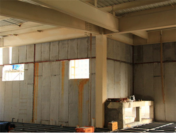 混凝土保溫墻板安裝現場 混凝土保溫墻板安裝現場